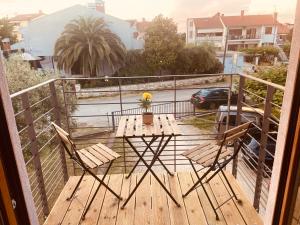un tavolo in legno e sedie sul balcone. di Guests house DaLi a Rovigno (Rovinj)