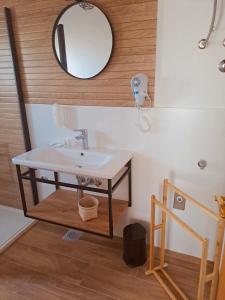 bagno con lavandino e specchio a parete di Guests house DaLi a Rovigno (Rovinj)