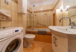 Kúpeľňa v ubytovaní Karpacz4you - Apartamenty - Parking - WAKACJE w Górach 2025 - SKALNY STÓŁ 2,4 h