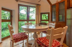 Fotografia z galérie ubytovania Karpacz4you - Apartamenty - Parking - WAKACJE w Górach 2025 - SKALNY STÓŁ 2,4 h v destinácii Karpacz