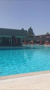 Bazén v ubytování Bilocale costa smeralda località cugnana verde nebo v jeho okolí