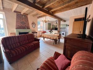 sala de estar con sofá y mesa en Le Mont de Piegut en Piégut-Pluviers