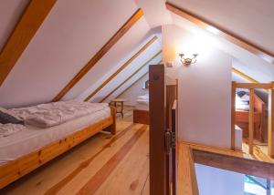 Posteľ alebo postele v izbe v ubytovaní Karpacz4you - Apartamenty - Parking - WAKACJE w Górach 2025 - SKALNY STÓŁ 2,4 h