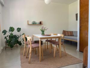 uma sala de jantar com mesa e cadeiras em Aalto Apartments Sunila Honkala 2 em Kotka