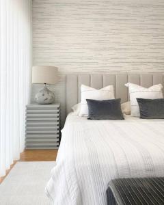 Un dormitorio con una cama grande con sábanas y almohadas blancas. en Moradia - Vila Golfe Amarante, en Amarante 18 fotos más