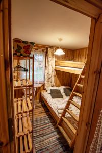 een kamer met 2 stapelbedden in een hut bij Ośrodek Wypoczynkowy Mamczur Pizuny in Łukawica