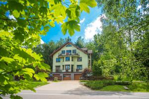 Vonkajšia záhrada v ubytovaní Karpacz4you - Apartamenty - Parking - WAKACJE w Górach 2025 - SKALNY STÓŁ 2,4 h