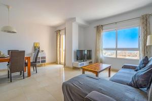 Telewizja i/lub zestaw kina domowego w obiekcie Penthouse with Jacuzzi and spectacular Sea Views