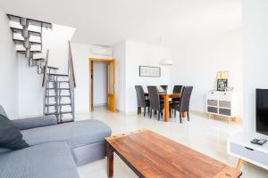 Telewizja i/lub zestaw kina domowego w obiekcie Penthouse with Jacuzzi and spectacular Sea Views