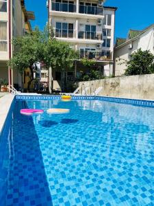 Una piscina azul con dos frisbees. en Hotel Crown en Ureki