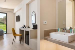 TV a/nebo společenská místnost v ubytování Olive Garden Hotel