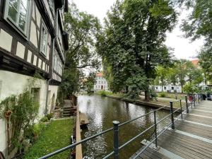 un río al lado de un edificio al lado de un edificio en Erfurt City -Schildchensmühle, en Erfurt