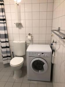 a bathroom with a toilet and a washing machine at Erfurt City -Schildchensmühle in Erfurt