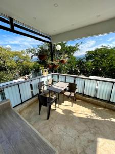 a patio with a table and chairs on a balcony at Apartamento duplex exclusivo- Linda Sofia Belle in Santa Fe de Antioquia