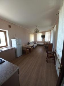 Køkken eller tekøkken på Zagulba-Buzovny House near the Sea 5 minutes walk Загородный Дом + 15 billeder