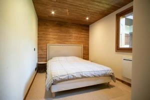 a bedroom with a bed in a room with a window at Appartement cosy Rez-de-jardin in Demi-Quartier