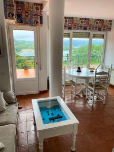 サン・ビセンテ・デ・ラ・バルケラにある3 bedrooms house with sea view and enclosed garden at San Vicente de la Barqueraのリビングルーム(テーブル、水族館付)