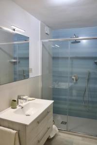 uma casa de banho com um lavatório e uma cabina de duche em vidro. em Albergo"Villa Biscotti" em Peschici