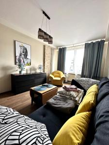 un soggiorno con divano e tavolo di Comfort Apartment 2 rooms 65m2 a Varsavia