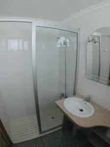 A bathroom at Acogedor Atlantis