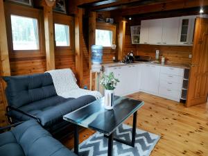 Floating guest house Musters : غرفة معيشة مع أريكة وطاولة
