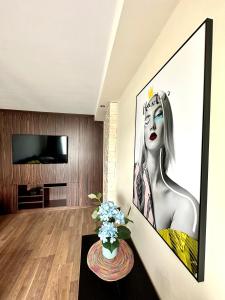 un soggiorno con un dipinto di una donna di Comfort Apartment 2 rooms 65m2 a Varsavia