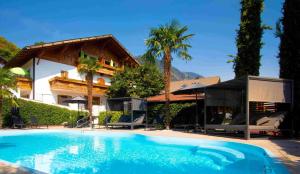 ein Pool vor einem Haus in der Unterkunft Residence Untermösslhof in Lana