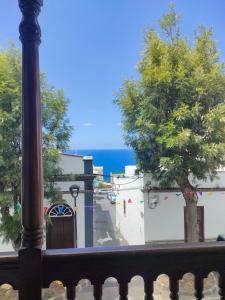 einen Balkon mit Blick auf eine Straße und das Meer in der Unterkunft Come Together in San Juan de la Rambla