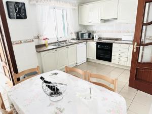 Kuchyň nebo kuchyňský kout v ubytování Smarts Apartment da Ajuda