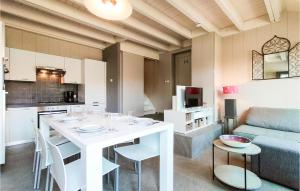 Il dispose d'une cuisine et d'un salon avec une table et des chaises blanches. dans l'établissement Residentie Ysermonde, à Nieuport