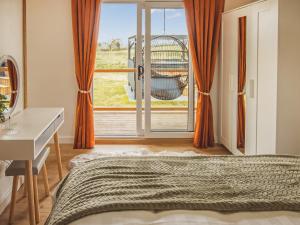 um quarto com uma cama, uma secretária e uma janela em Waters Edge - Uk44426 em Donyatt