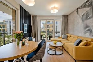 salon z kanapą i stołem w obiekcie BlueApart Apartamenty Hotelowe Nexo II w mieście Puck
