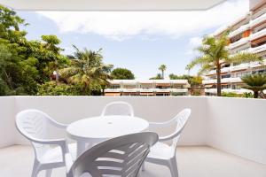 - Balcón con mesa blanca y sillas en EDEN RENTALS Molino Blanco Paradise, en Puerto de la Cruz