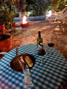 una mesa con una botella de vino y dos copas en Andorinhas "Mini casa de hóspede" en Niterói