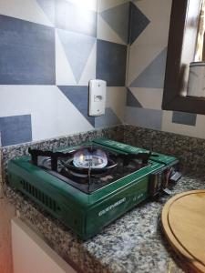 una estufa de gas en una encimera en la cocina en Andorinhas "Mini casa de hóspede", en Niterói