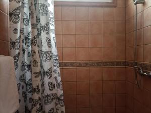 Ένα μπάνιο στο habitación en un bajo 2 camas individual casa compartida +40 φωτογραφίες