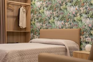 GonnosfanàdigaにあるL'OLEANDRO Room's - Suite & Spa da Giuseppeの花の壁紙を用いたベッドルーム1室(ベッド1台付) +36枚の写真