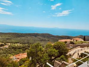 a view of a village with the ocean in the background at Tini’s Home in Vuno