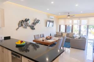 eine Küche und ein Wohnzimmer mit einem Tisch und einem Sofa in der Unterkunft Nayri Life & Spa 408 in Puerto Vallarta