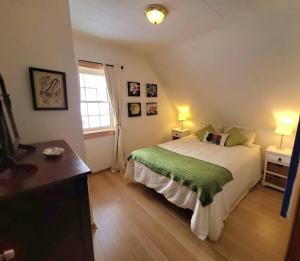 sypialnia z łóżkiem z zielonym kocem w obiekcie Margate Homestead 'Art House' /views/beaches/golf w mieście Kensington