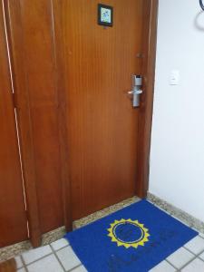 una puerta con una alfombra azul con un sol en Recanto Maravista apto Frente Mar 2 quartos en Vila Velha