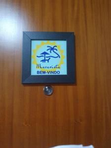 Recanto Maravista apto Frente Mar 2 quartos في فيلا فيلها: وضع علامة على الباب مع وجود علامة عليه