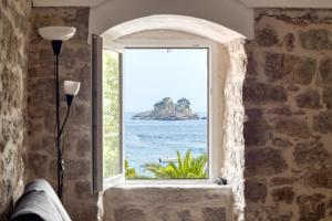 佩特罗瓦纳莫鲁SM Beach Residence的享有海景的开放式窗户