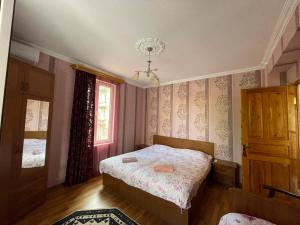 een kleine slaapkamer met een bed en een raam bij Irina in Tskaltubo