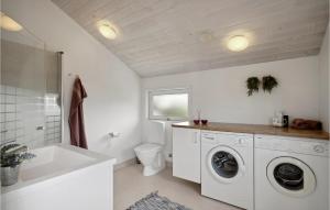 ein weißes Badezimmer mit einer Waschmaschine und einem Waschbecken in der Unterkunft Gorgeous Home In Fars With Wifi in Farsø