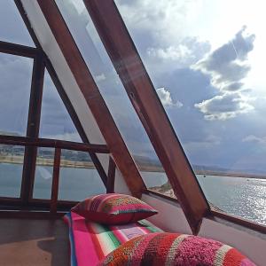 - une vue sur l'océan depuis la fenêtre d'un bateau dans l'établissement uros waliski alpina house, à Puno