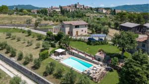 vista aerea di una casa con piscina di La Casanova a Radda in Chianti