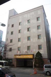 um edifício com um sinal de saída do hotel em Incheon Airport Hotel Queen em Incheon