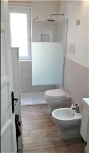 een witte badkamer met een toilet en een wastafel bij Casa Migliore in Palermo