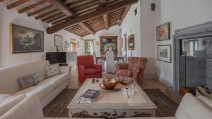 a living room with a couch and a table at Villa Collombroso in Porano
